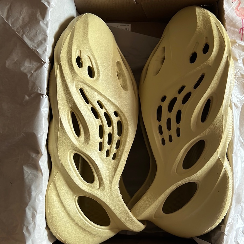 Yeezy foam RNR size 8